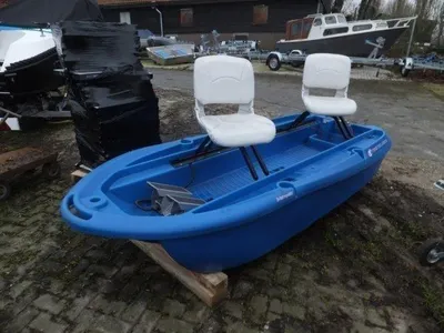 blauwe visboot met twee witte stoelen
