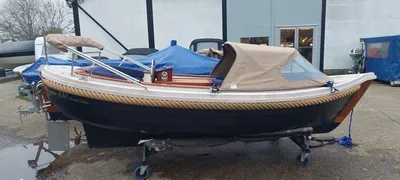 sloep op trailer bij loods