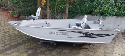 aluminium visboot op oprit met stoelen