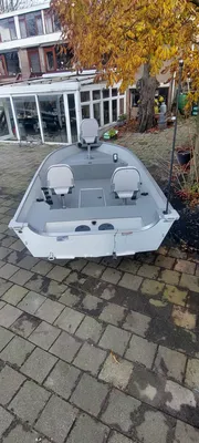 kleine aluminium boot op oprit