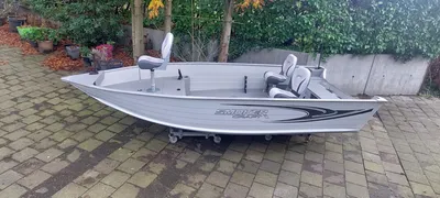 aluminium visboot op oprit met stoelen