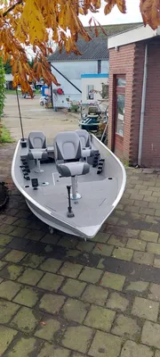 aluminium visboot op oprit bij gebouw