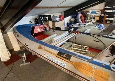 rubberboot in opslagruimte