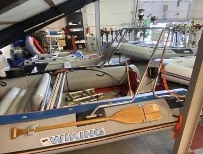 rubberboot in binnenopstelling showroom