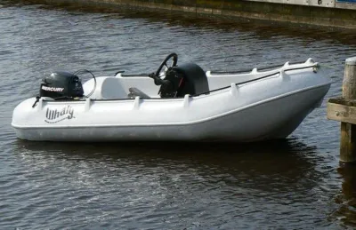 kleine kunststof boot op het water