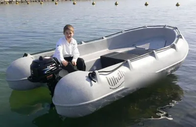 grijze kleine boot op water met persoon