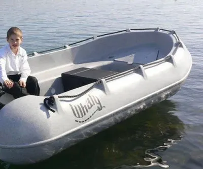 kleine kunststof boot op water