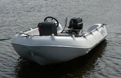 kleine kunststof boot met buitenboordmotor