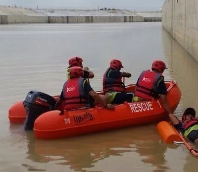 reddingsboot met bemanning in water
