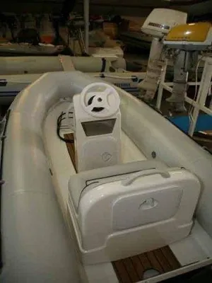 kleine opblaasbare boot in showroom