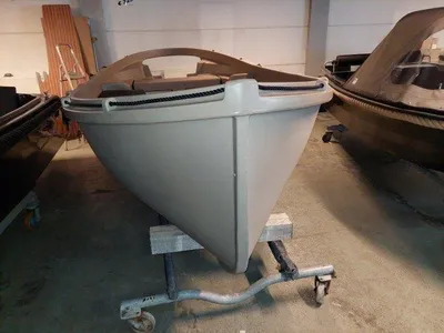 lichte open sloep in binnenopslag