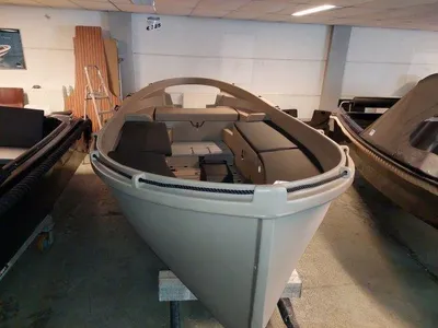 sloep in binnenruimte showroom