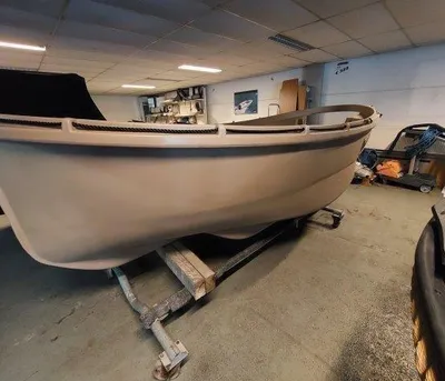 sloep in binnenruimte