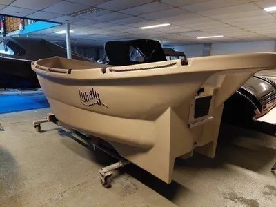 witte sloep in binnenshowroom