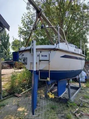 zeilboot op wal met zichtbare kiel