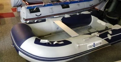 opblaasbare rubberboot in showroom