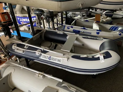 opblaasbare boot in showroom