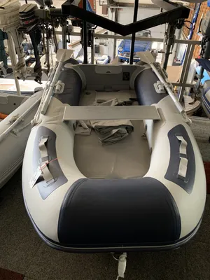 opblaasbare rubberboot in showroom