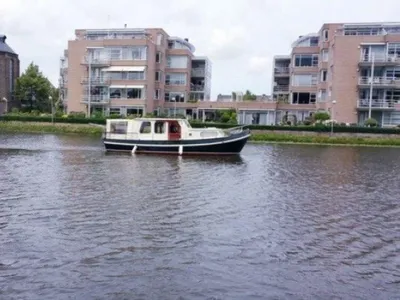 kajuitboot op water met gebouwen op achtergrond