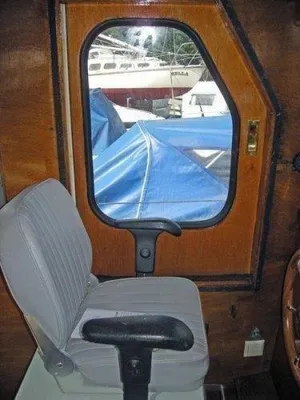 kajuitstoel en raam met uitzicht op haven