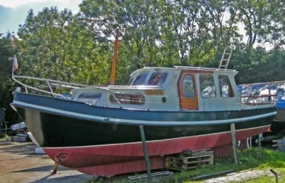 stalen kajuitboot op de kant