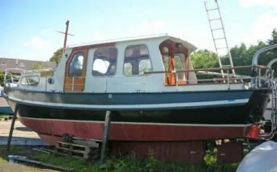 stalen kajuitboot op de kant