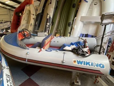 opblaasbare boot in showroom