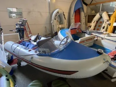 kleine opblaasbare boot in showroom