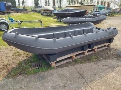 grijze kunststof boot op pallet buiten