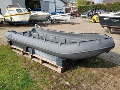 grijze kunststofboot op pallet in werf