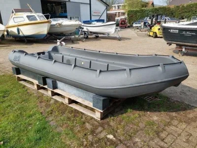 kunststofboot op pallet buiten