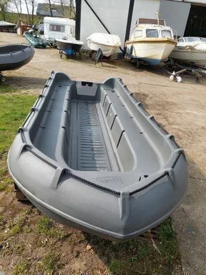 grijze kunststof boot op opslagterrein