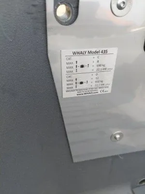 close-up van identificatieplaatje op boot