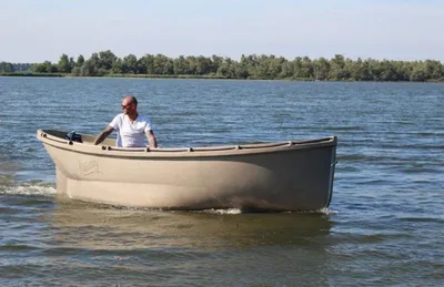 sloep met persoon op open water