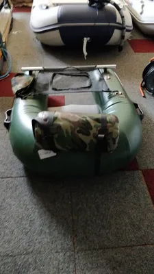 groene opblaasbare bellyboat op vloer