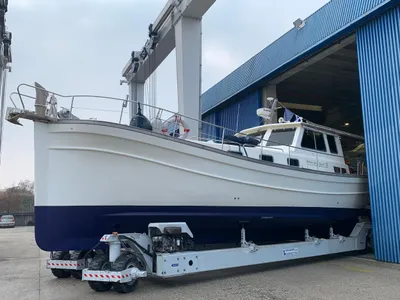 motorjacht op helling bij loods