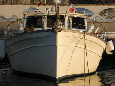 vooraanzicht van jacht in haven