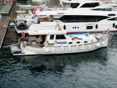 jacht afgemeerd in een drukke jachthaven