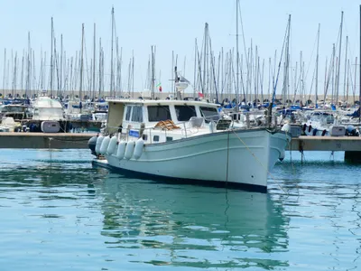 motorjacht in jachthaven