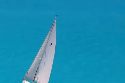 zeiljacht op helder blauw water