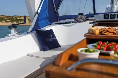 zitgedeelte en tafel op het dek