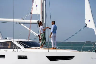twee mensen op het dek van een zeiljacht
