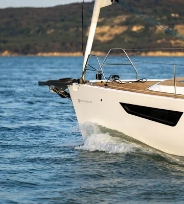 voorkant van zeiljacht op open water