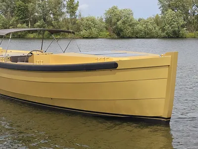 gele sloep op rustig water