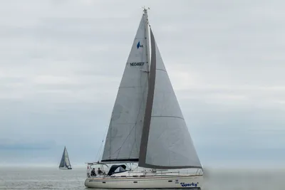zeiljacht op rustig water met volle zeilen
