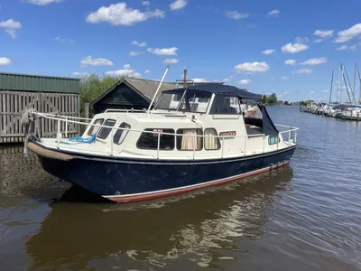 motorboot afgemeerd in een haven