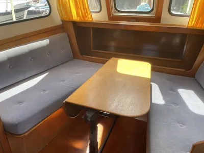 binnenruimte met tafel en zitbanken