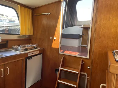 kajuitinterieur met keuken en trap