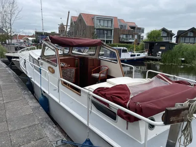 jacht afgemeerd aan een kade