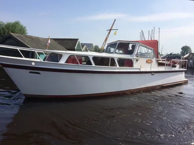 wit motorjacht in jachthaven